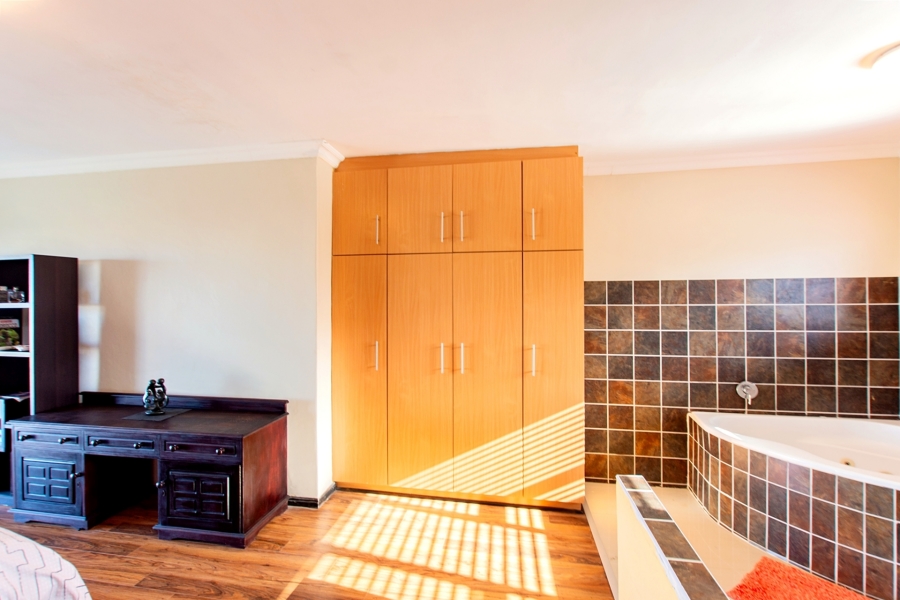 To Let 4 Bedroom Property for Rent in Yzerfontein Western Cape